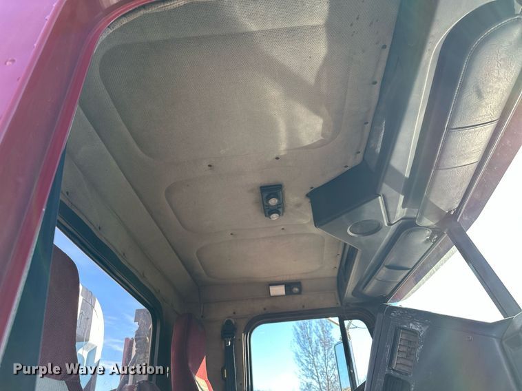 image for item LO9337 1998 Freightliner FLD  semi truck