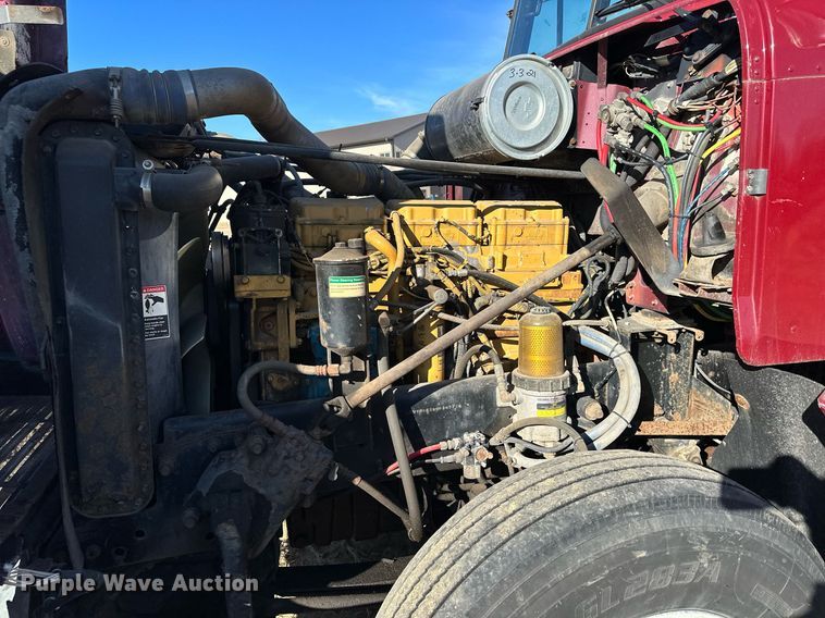 image for item LO9337 1998 Freightliner FLD  semi truck