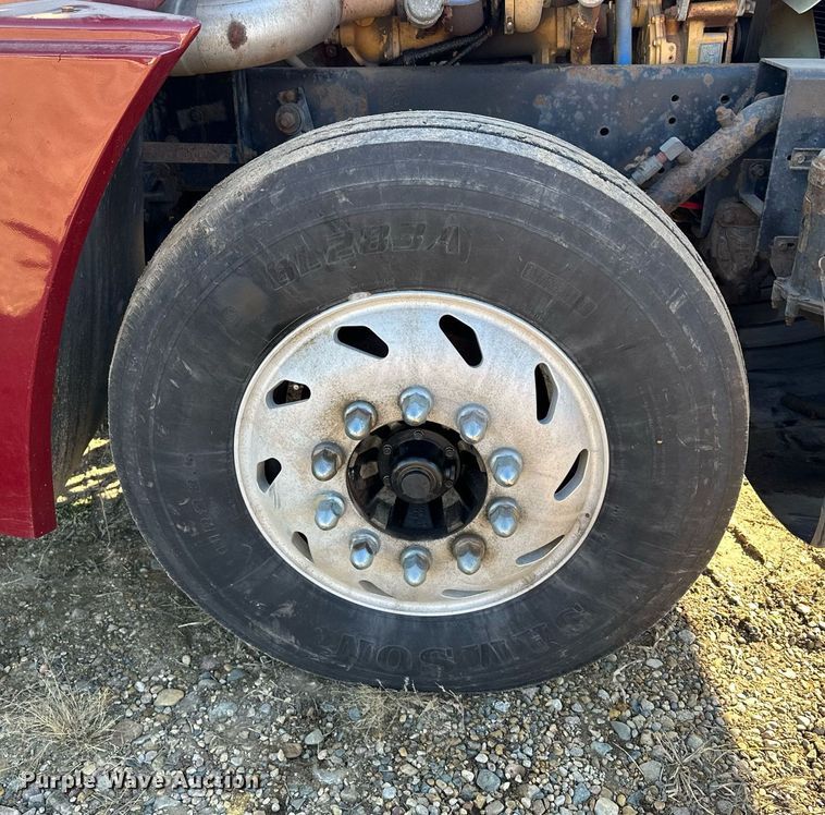 image for item LO9337 1998 Freightliner FLD  semi truck