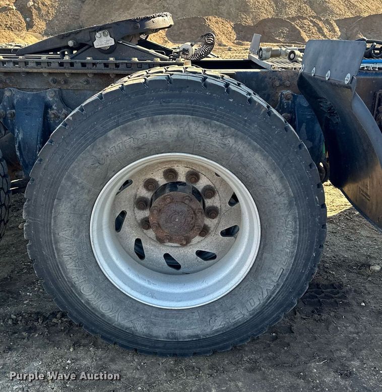 image for item LO9337 1998 Freightliner FLD  semi truck