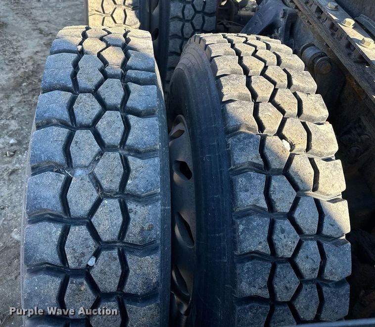 image for item LO9337 1998 Freightliner FLD  semi truck