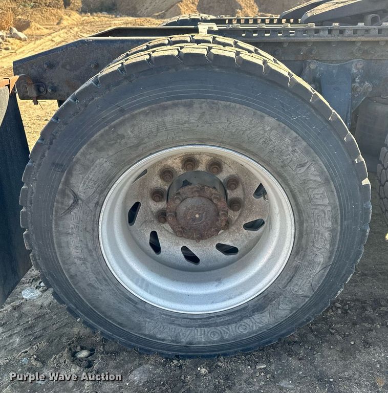 image for item LO9337 1998 Freightliner FLD  semi truck