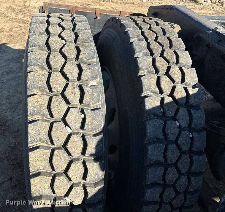 image for item LO9337 1998 Freightliner FLD  semi truck