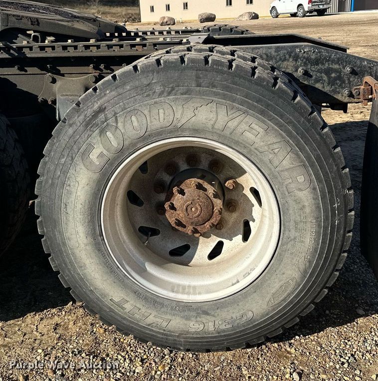 image for item LO9337 1998 Freightliner FLD  semi truck