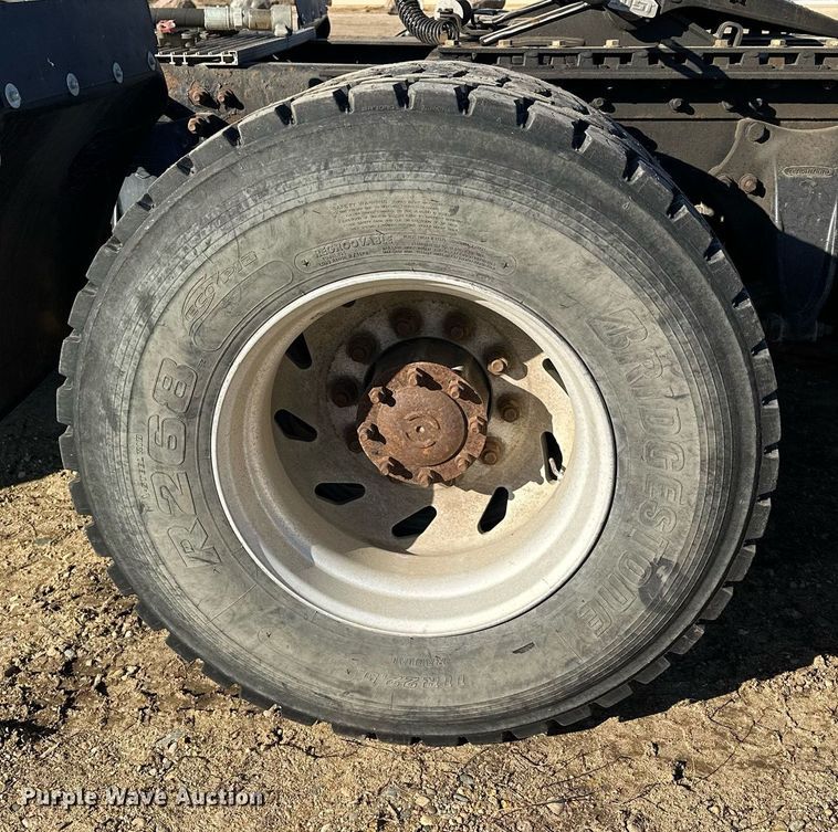 image for item LO9337 1998 Freightliner FLD  semi truck