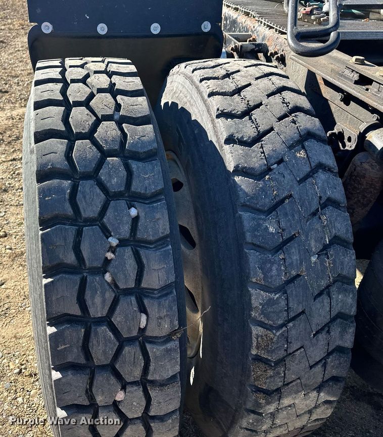 image for item LO9337 1998 Freightliner FLD  semi truck