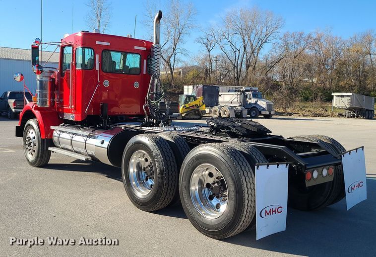 image for item MJ9534 2015 Kenworth T800  semi truck