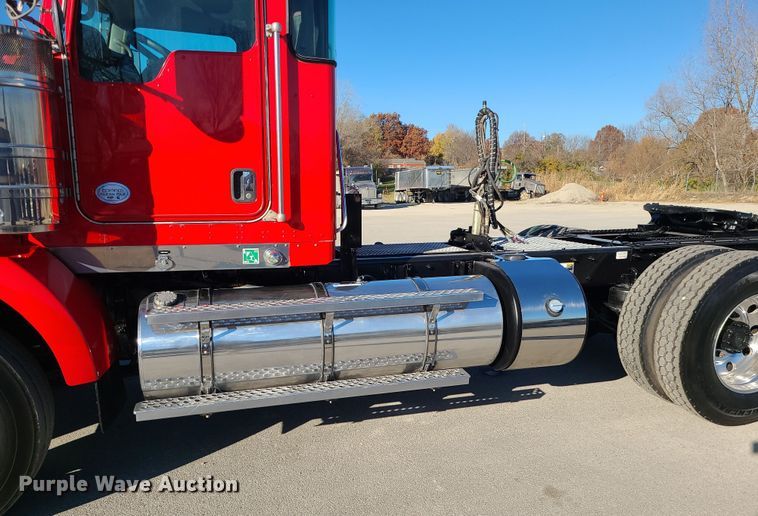 image for item MJ9534 2015 Kenworth T800  semi truck