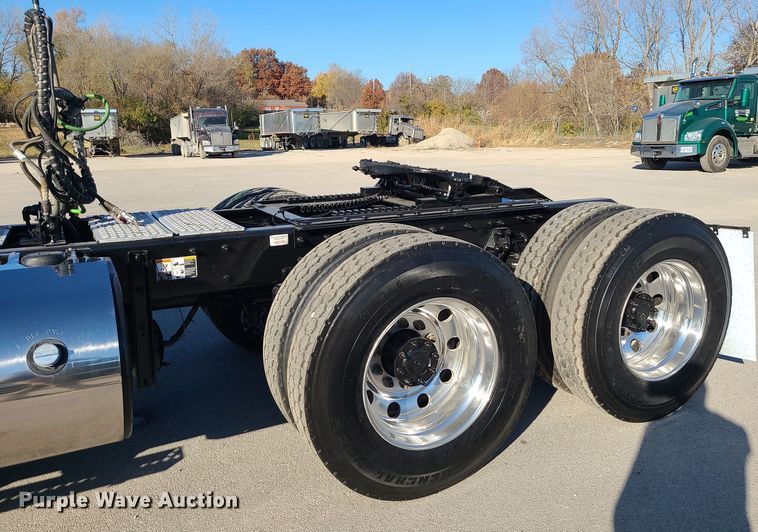 image for item MJ9534 2015 Kenworth T800  semi truck