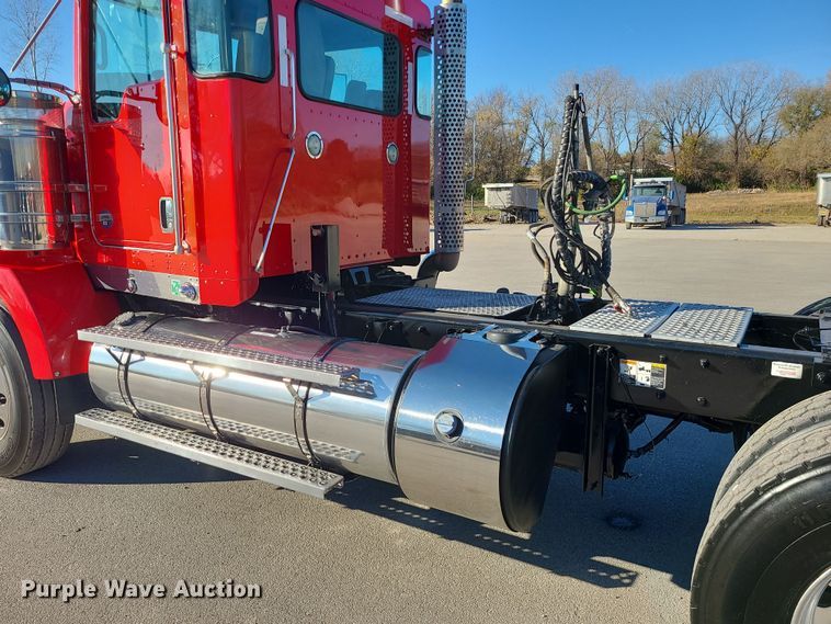 image for item MJ9534 2015 Kenworth T800  semi truck