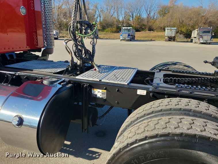 image for item MJ9534 2015 Kenworth T800  semi truck