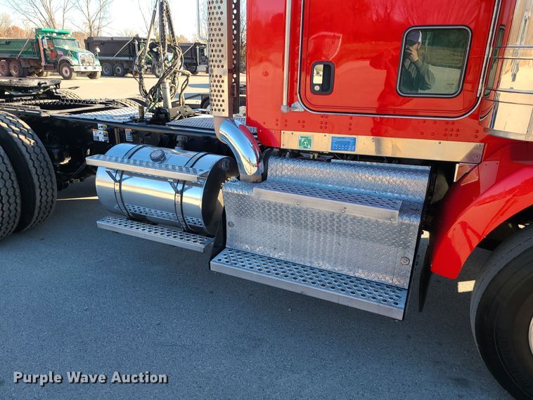 image for item MJ9534 2015 Kenworth T800  semi truck