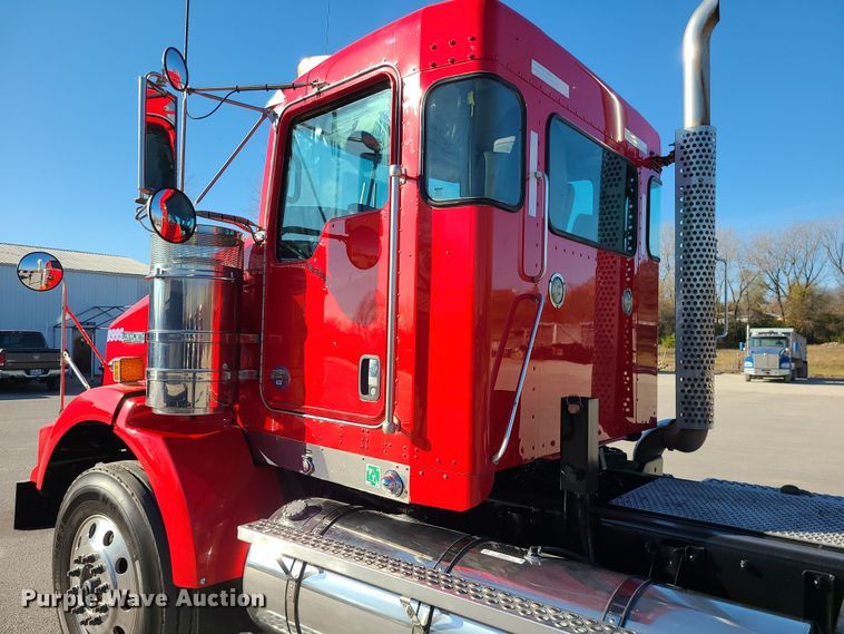 image for item MJ9534 2015 Kenworth T800  semi truck