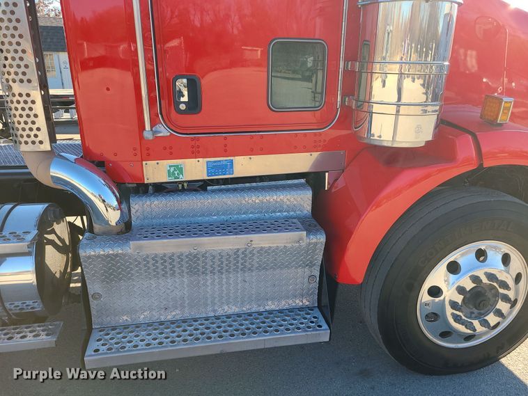 image for item MJ9534 2015 Kenworth T800  semi truck