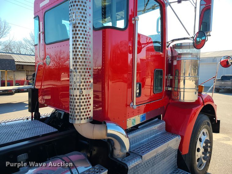 image for item MJ9534 2015 Kenworth T800  semi truck