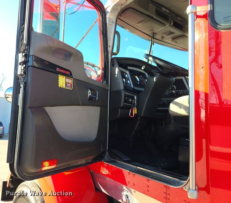 image for item MJ9534 2015 Kenworth T800  semi truck