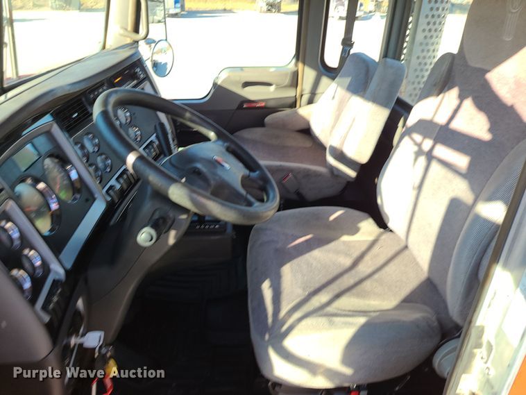 image for item MJ9534 2015 Kenworth T800  semi truck