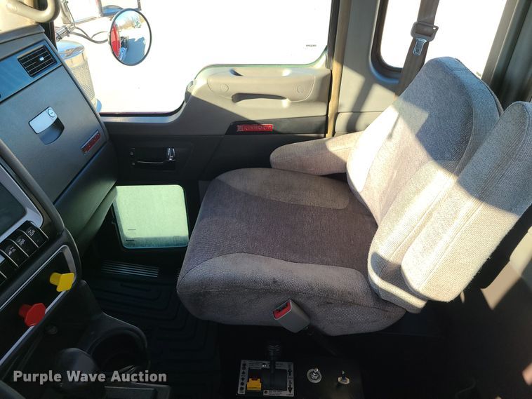 image for item MJ9534 2015 Kenworth T800  semi truck