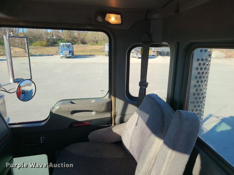 image for item MJ9534 2015 Kenworth T800  semi truck