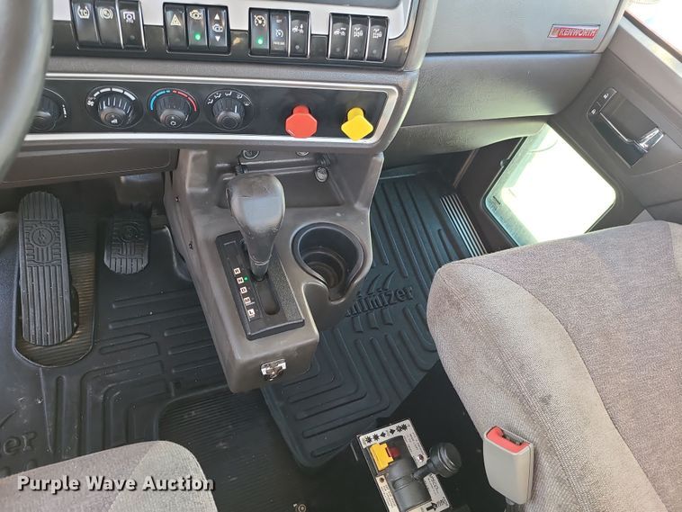 image for item MJ9534 2015 Kenworth T800  semi truck