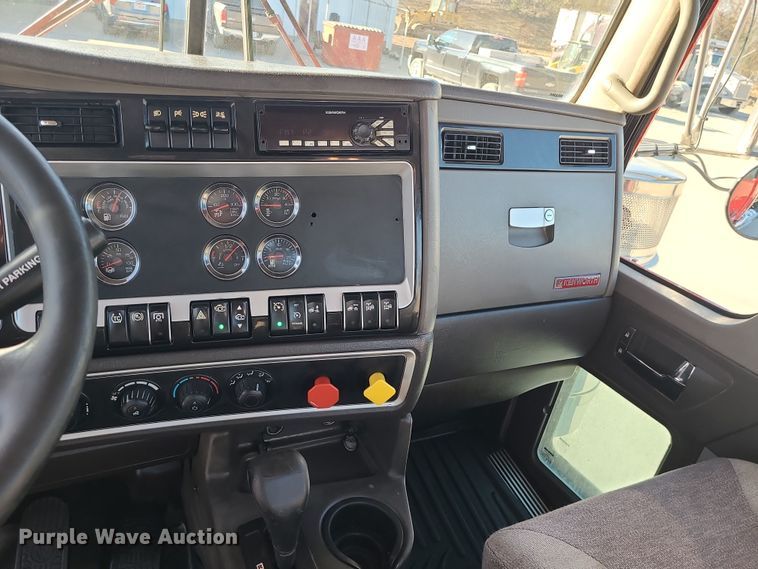 image for item MJ9534 2015 Kenworth T800  semi truck