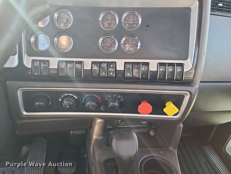 image for item MJ9534 2015 Kenworth T800  semi truck