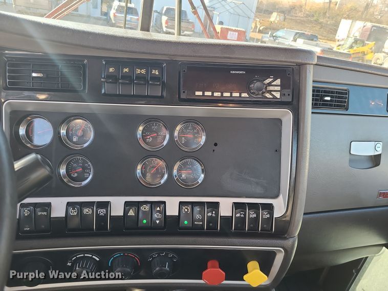 image for item MJ9534 2015 Kenworth T800  semi truck