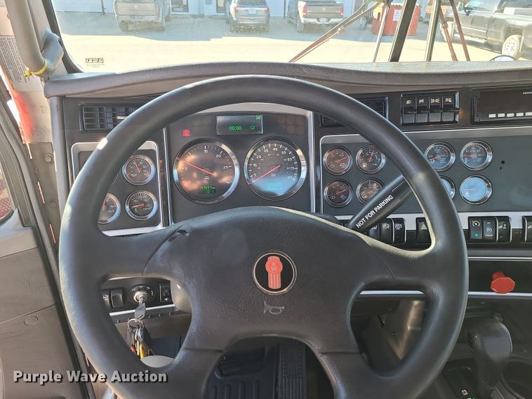 image for item MJ9534 2015 Kenworth T800  semi truck