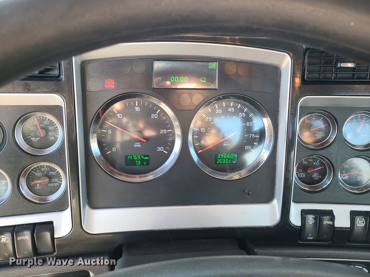 image for item MJ9534 2015 Kenworth T800  semi truck