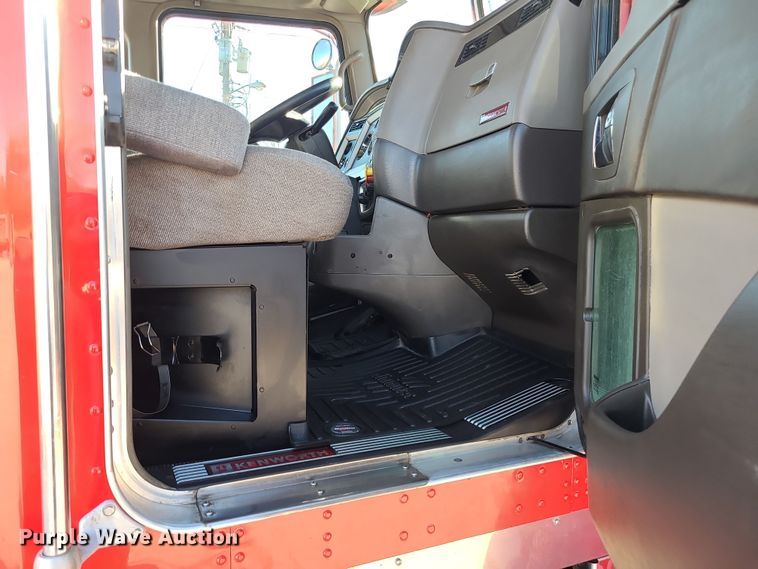 image for item MJ9534 2015 Kenworth T800  semi truck