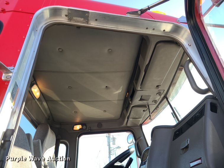 image for item MJ9534 2015 Kenworth T800  semi truck