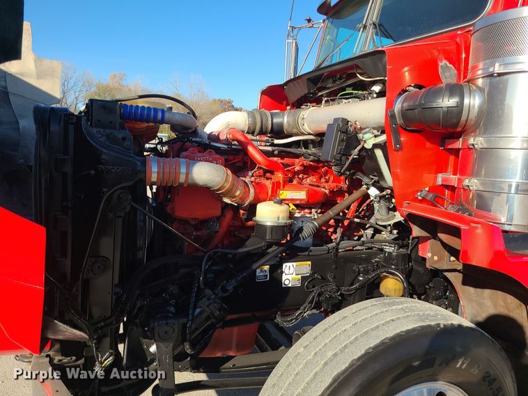 image for item MJ9534 2015 Kenworth T800  semi truck