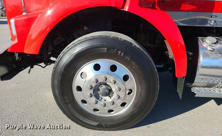 image for item MJ9534 2015 Kenworth T800  semi truck