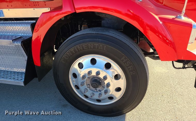 image for item MJ9534 2015 Kenworth T800  semi truck