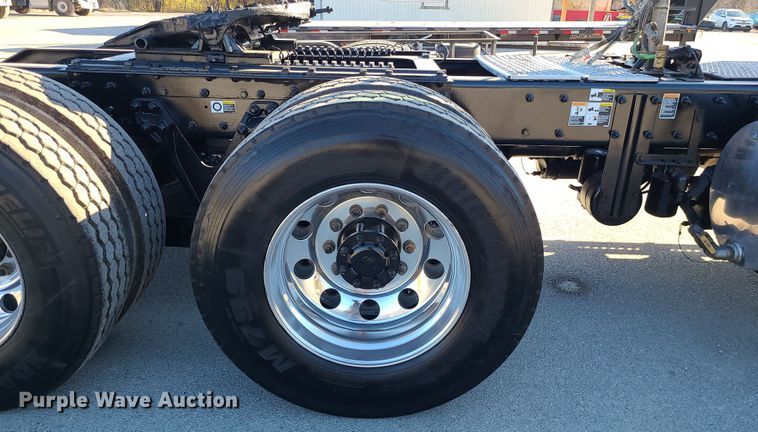 image for item MJ9534 2015 Kenworth T800  semi truck