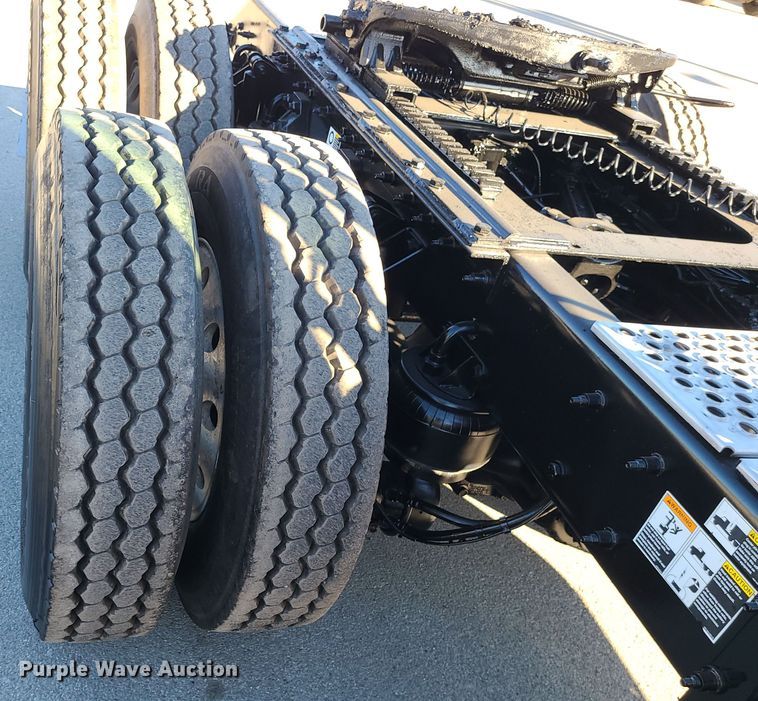 image for item MJ9534 2015 Kenworth T800  semi truck