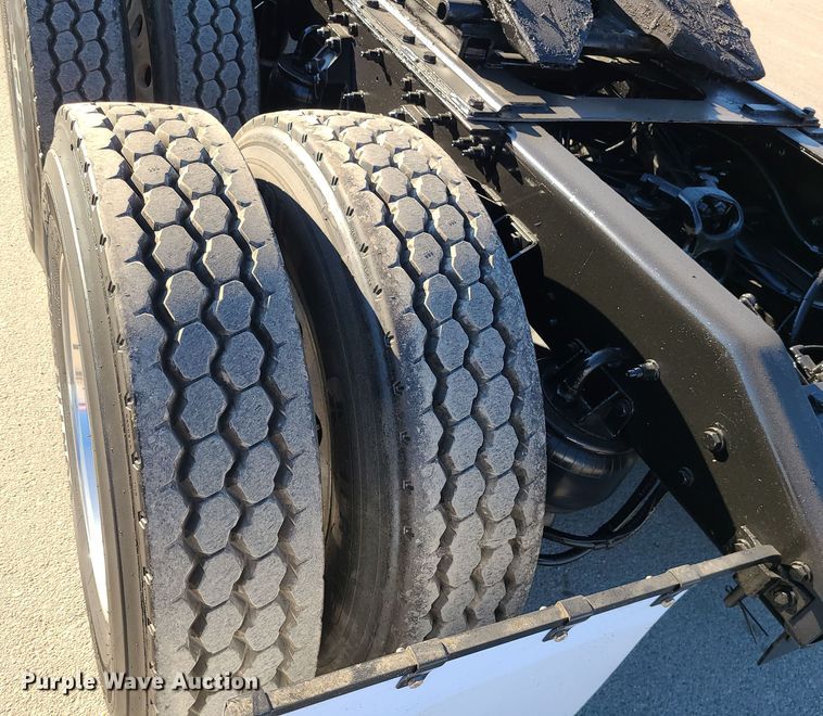 image for item MJ9534 2015 Kenworth T800  semi truck