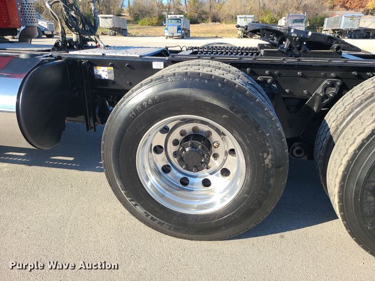 image for item MJ9534 2015 Kenworth T800  semi truck