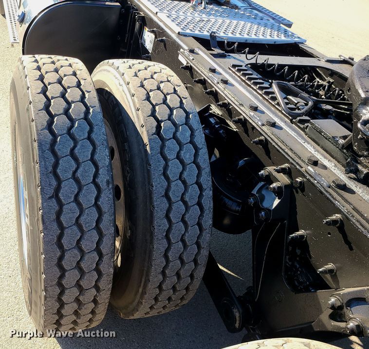 image for item MJ9534 2015 Kenworth T800  semi truck