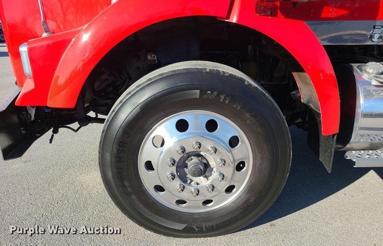 image for item MJ9534 2015 Kenworth T800  semi truck