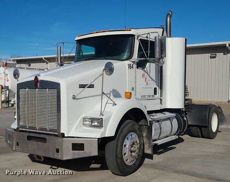 image for item MJ9538 2012 Kenworth T800  semi truck