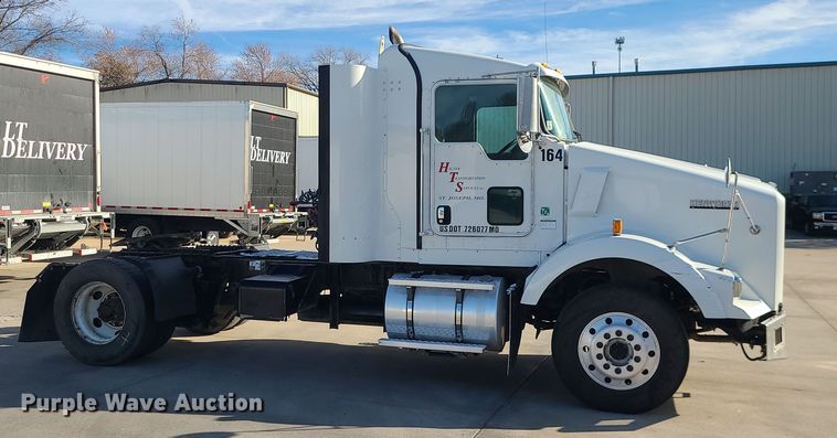 image for item MJ9538 2012 Kenworth T800  semi truck