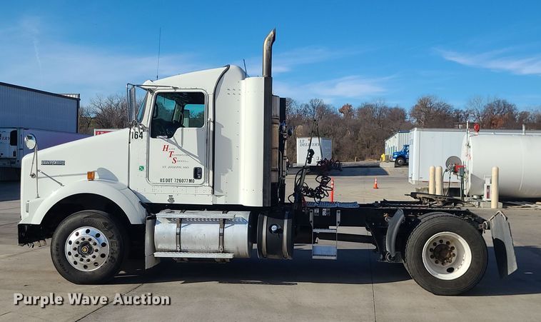 image for item MJ9538 2012 Kenworth T800  semi truck