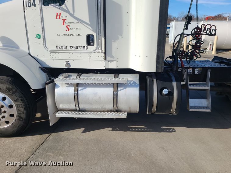 image for item MJ9538 2012 Kenworth T800  semi truck