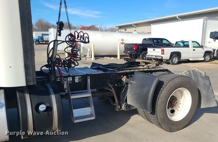 image for item MJ9538 2012 Kenworth T800  semi truck