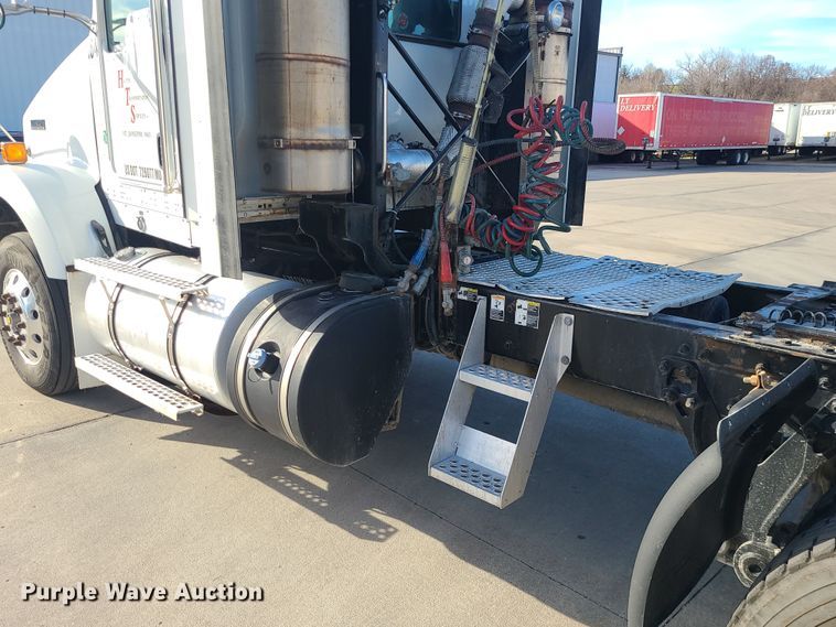 image for item MJ9538 2012 Kenworth T800  semi truck