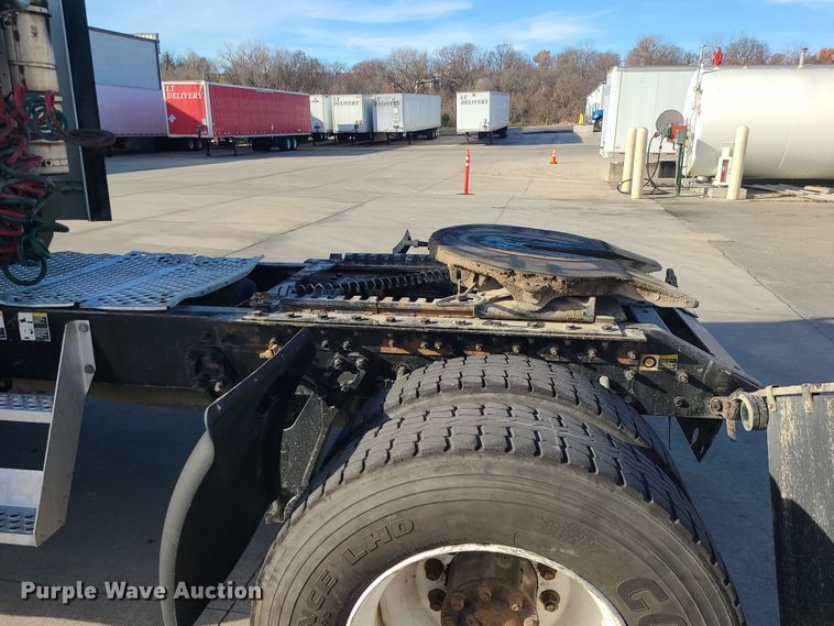 image for item MJ9538 2012 Kenworth T800  semi truck