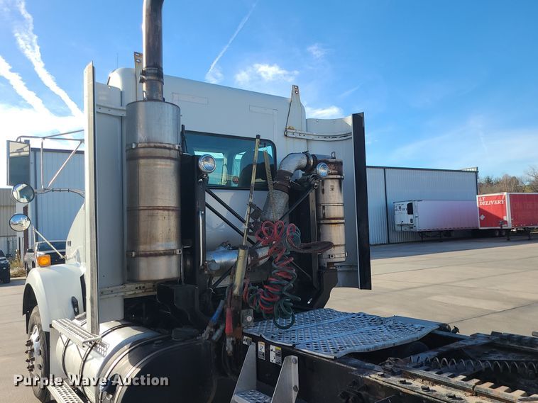 image for item MJ9538 2012 Kenworth T800  semi truck