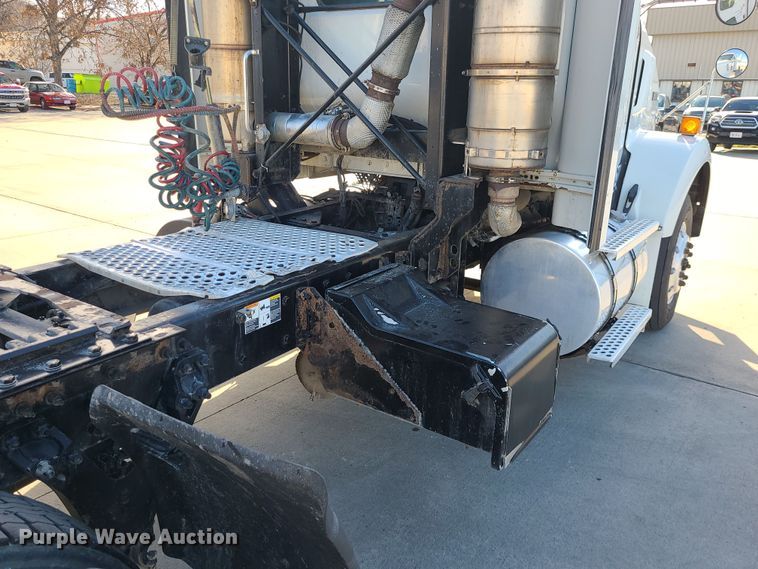 image for item MJ9538 2012 Kenworth T800  semi truck