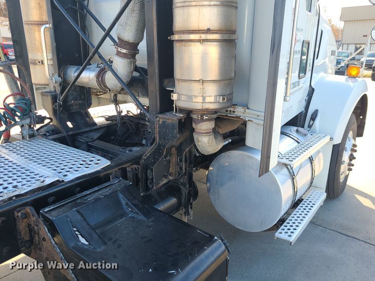 image for item MJ9538 2012 Kenworth T800  semi truck